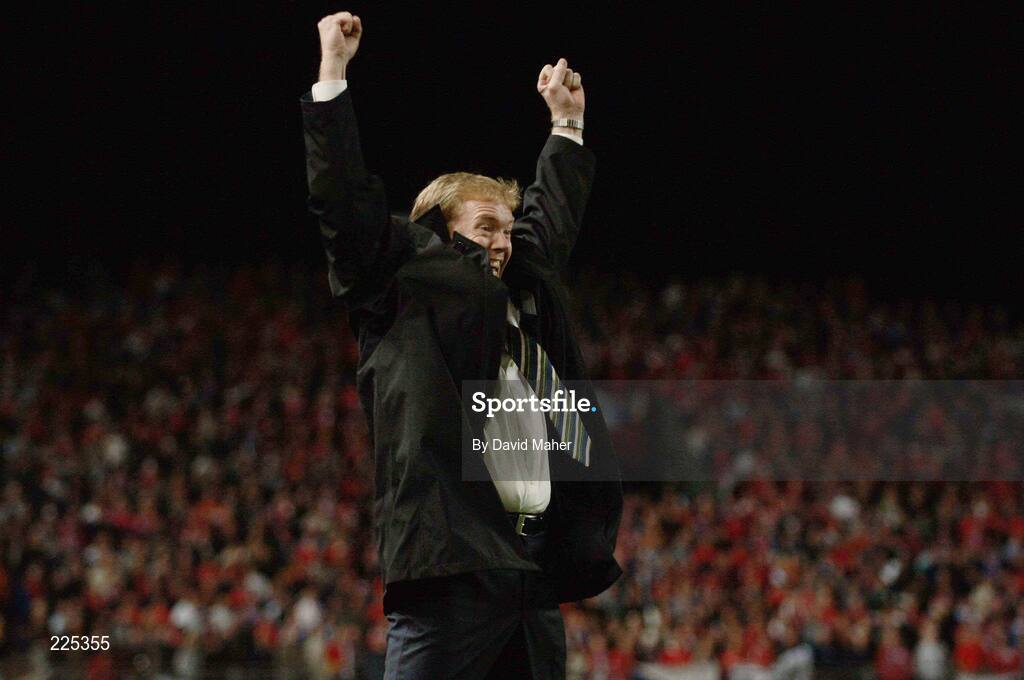 11 October 2006; Republic of Ireland manager Steve Staunton celebrates after Kevin Kilbane had scored the first goal. Euro 2008 Championship Qualifier, Republic of Ireland v Czech Republic, Lansdowne Road, Dublin. Picture credit: David Maher / SPORTSFILE