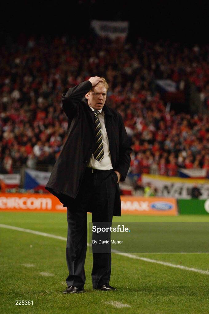 11 October 2006; Republic of Ireland manager Stephen Staunton reacts during the game. Euro 2008 Championship Qualifier, Republic of Ireland v Czech Republic, Lansdowne Road, Dublin. Picture credit: David Maher / SPORTSFILE