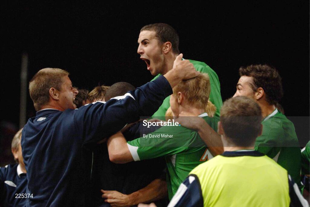 11 October 2006; Republic of Ireland players and staff celebrate after Kevin Kilbane had scored his side's goal. Euro 2008 Championship Qualifier, Republic of Ireland v Czech Republic, Lansdowne Road, Dublin. Picture credit: David Maher / SPORTSFILE
