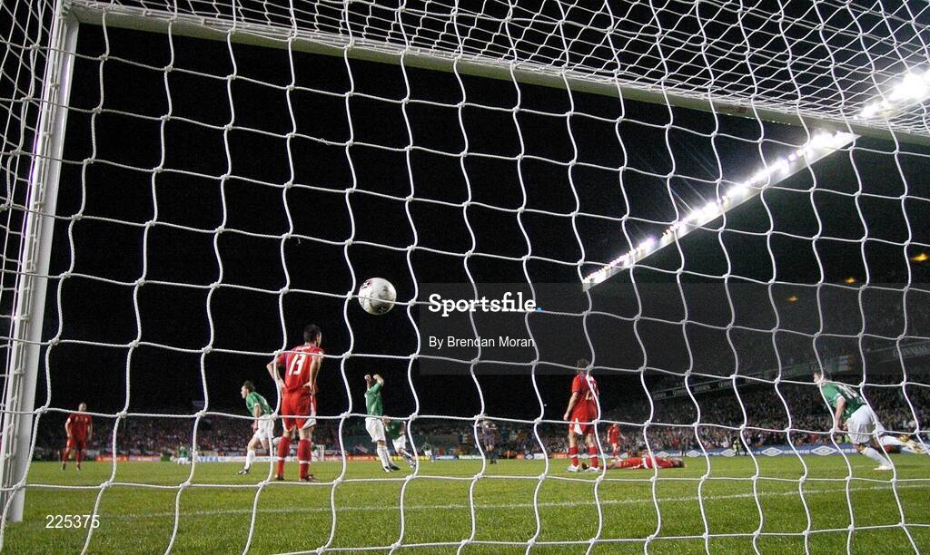 11 October 2006; Republic of Ireland's Kevin Kilbane, 2nd from left, runs to the bench after scoring his side's goal against the Czech Republic. Euro 2008 Championship Qualifier, Republic of Ireland v Czech Republic, Lansdowne Road, Dublin. Picture credit: Brendan Moran / SPORTSFILE