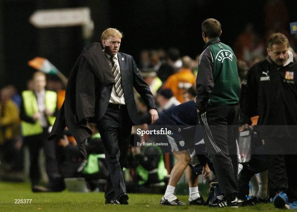 11 October 2006; Republic of Ireland manager Stephen Staunton at the start of the second half. Euro 2008 Championship Qualifier, Republic of Ireland v Czech Republic, Lansdowne Road, Dublin. Picture credit: Brian Lawless / SPORTSFILE