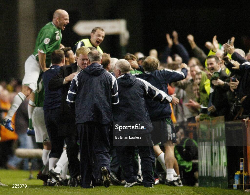 11 October 2006; Republic of Ireland manager Stephen Staunton returns to the bench as his players celebrate team-mate Kevin Kilbane's goal. Euro 2008 Championship Qualifier, Republic of Ireland v Czech Republic, Lansdowne Road, Dublin. Picture credit: Brian Lawless / SPORTSFILE