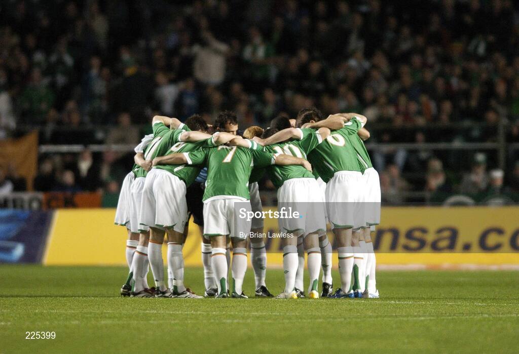11 October 2006; The Republic of Ireland team form a huddle before the match. Euro 2008 Championship Qualifier, Republic of Ireland v Czech Republic, Lansdowne Road, Dublin. Picture credit: Brian Lawless / SPORTSFILE