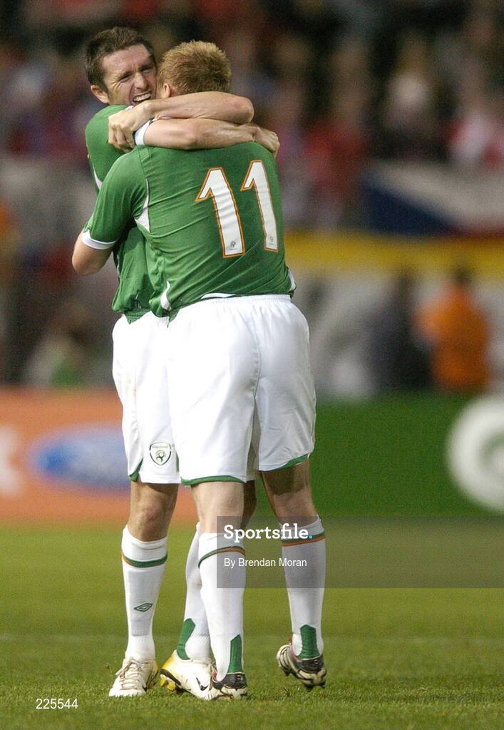 11 October 2006; Robbie Keane and Damien Duff, Republic of Ireland, celebrate after team-mate Kevin Kilbane's goal. Euro 2008 Championship Qualifier, Republic of Ireland v Czech Republic, Lansdowne Road, Dublin. Picture credit: Brendan Moran / SPORTSFILE