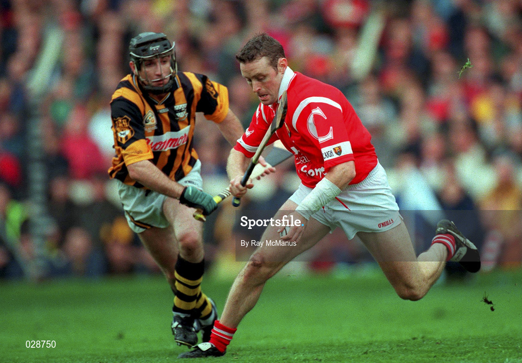 12 September 1999; Fergal Ryan, Cork, in action against DJ Carey, Kilkenny. All Ireland Senior Hurling Championship Final, Croke Park, Dublin. Picture credit; Ray McManus/SPORTSFILE