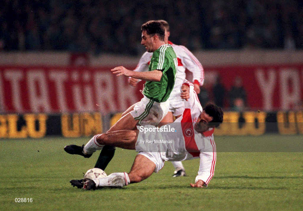 13 November 1991; John Aldridge of Ireland in action during the European Championship Qualifier match between Turkey and Republic of Ireland in Istanbul, Turkey. Photo by Ray McManus/Sportsfile