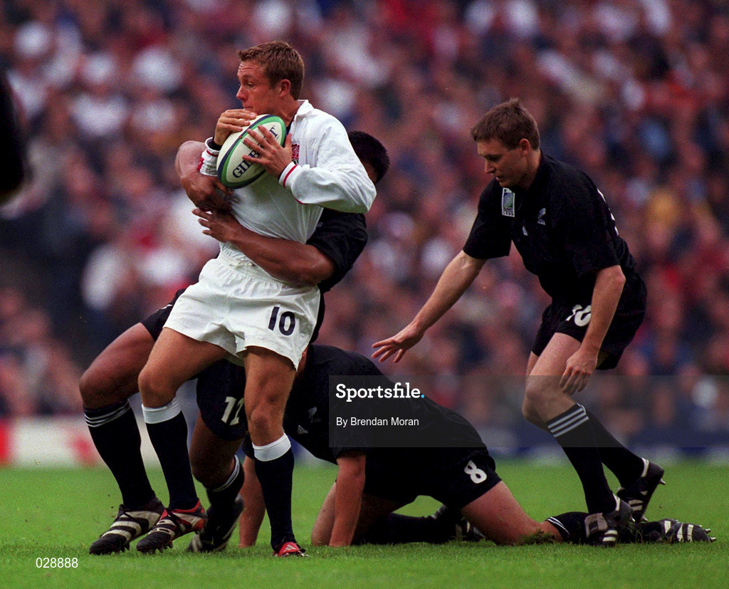 9 October 1999; Jonny Wilkinson of England in action against Alama Ieremia of New Zealand during the Rugby World Cup match between England and New Zealand at Twickenham Stadium in London, England. Photo by Brendan Moran/Sportsfile
