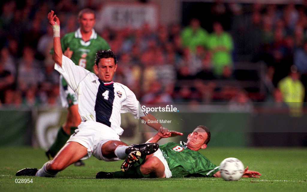 1 September 1999; Mark Kinsella of Ireland in action against Dejan Govedarica of Yugoslavia during the UEFA European Championships Qualifier match between Republic of Ireland and Yugoslavia at Lansdowne Road in Dublin. Photo by David Maher/Sportsfile