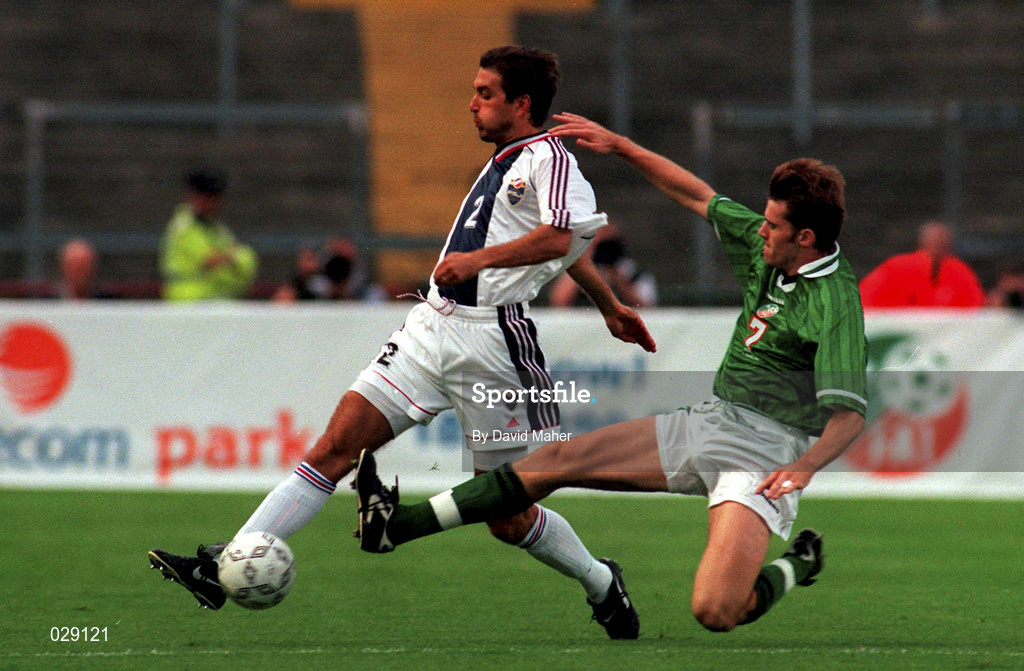 1 September 1999; Slobodan Komljenovi of Yugoslavia in action against Kevin Kilbae of Ireland during the UEFA European Championships Qualifier match between Republic of Ireland and Yugoslavia at Lansdowne Road in Dublin. Photo by David Maher/Sportsfile