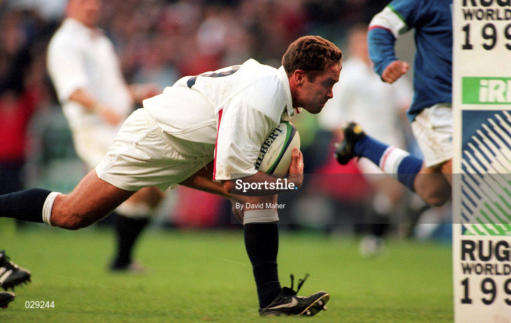 2 October 1999; Phil de Glanville of England goes over to score a try during the Rugby World Cup Pool B match between England and Italy at Twickenham Stadium in London, England. Photo by David Maher/Sportsfile