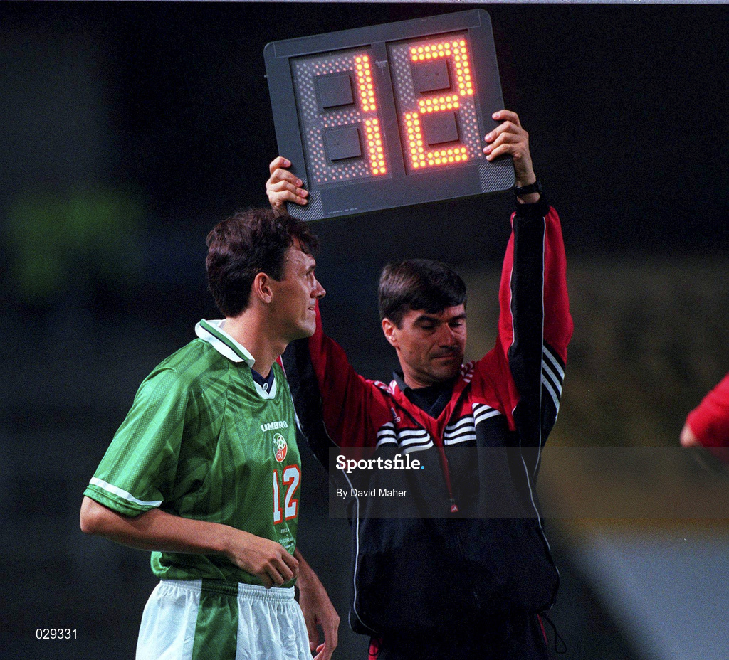 1 September 1999; Tony Cascarino of Ireland prepares to be substituted on during the UEFA European Championships Qualifier match between Republic of Ireland and Yugoslavia at Lansdowne Road in Dublin. Photo by David Maher/Sportsfile