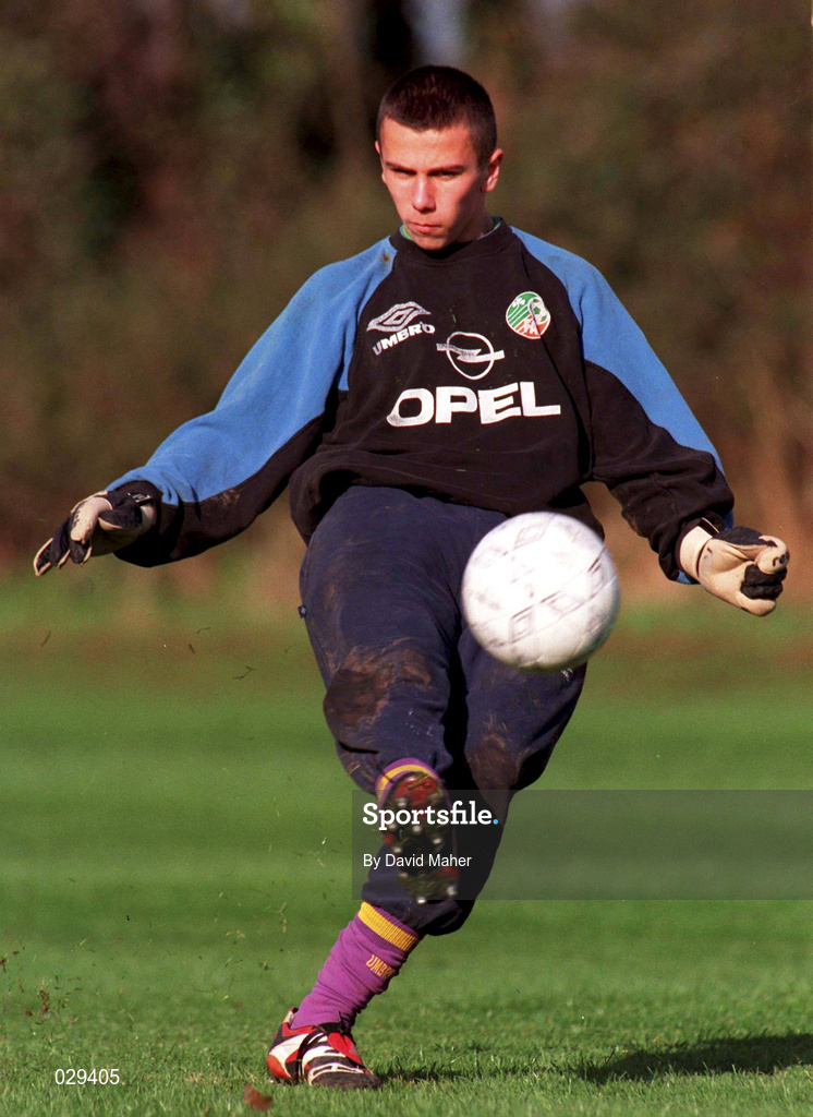 29 October 1999; Wayne Henderson during a Republic of Ireland U16 squad training session in Dublin. Photo by David Maher/Sportsfile