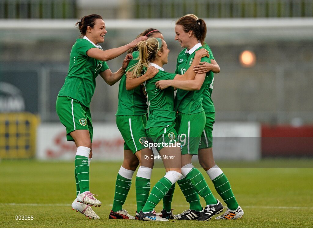 20 August 2014; Julie Ann Russell, centre, Republic of Ireland, celebrates with team-mates after scoring her side's first goal. FIFA Women's World Cup Qualifier, Group 1, Republic of Ireland v Slovenia. Tallaght Stadium, Tallaght, Co. Dublin. Picture credit: David Maher / SPORTSFILE