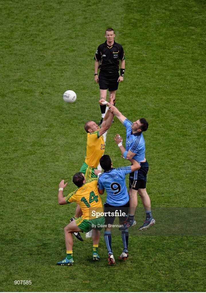 31 August 2014; Michael Darragh Macauley, Dublin, wins the throw-in ahead of team-mate Cian O'Sullivan, and Donegal's Michael Murphy, left, and Neil Gallagher as referee Joe McQuillan looks on. GAA Football All Ireland Senior Championship, Semi-Final, Dublin v Donegal, Croke Park, Dublin. Picture credit: Dáire Brennan / SPORTSFILE