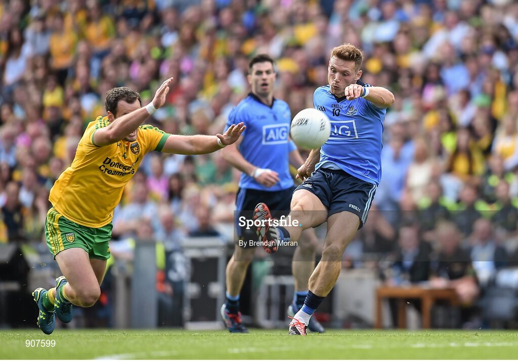 31 August 2014; Paul Flynn, Dublin, kicks a point despite the best efforts of Michael Murphy, Donegal. GAA Football All Ireland Senior Championship, Semi-Final, Dublin v Donegal, Croke Park, Dublin. Picture credit: Brendan Moran / SPORTSFILE