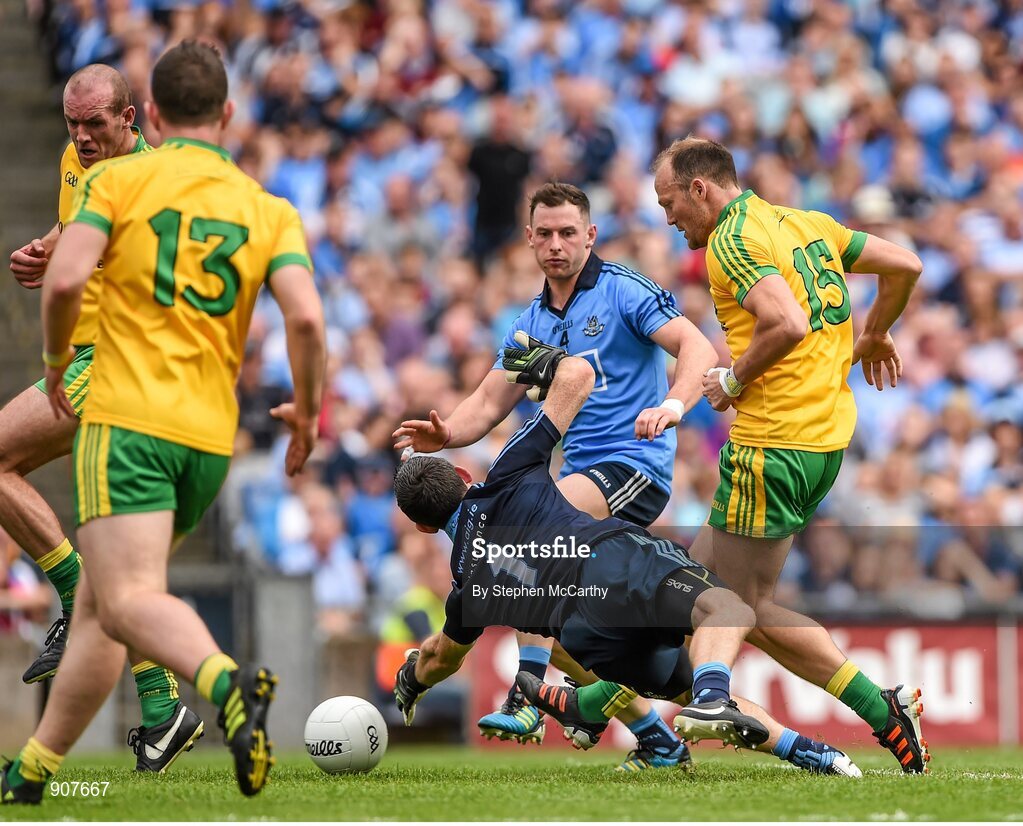 31 August 2014; Colm McFadden, Donegal, shoots to score his side's third goal past Dublin goalkeeper Stephen Cluxton. GAA Football All Ireland Senior Championship, Semi-Final, Dublin v Donegal, Croke Park, Dublin. Picture credit: Stephen McCarthy / SPORTSFILE