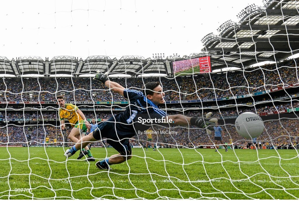 31 August 2014; Ryan McHugh, Donegal, scores his side's second goal past Dublin goalkeeper Stephen Cluxton. GAA Football All Ireland Senior Championship, Semi-Final, Dublin v Donegal, Croke Park, Dublin. Picture credit: Stephen McCarthy / SPORTSFILE