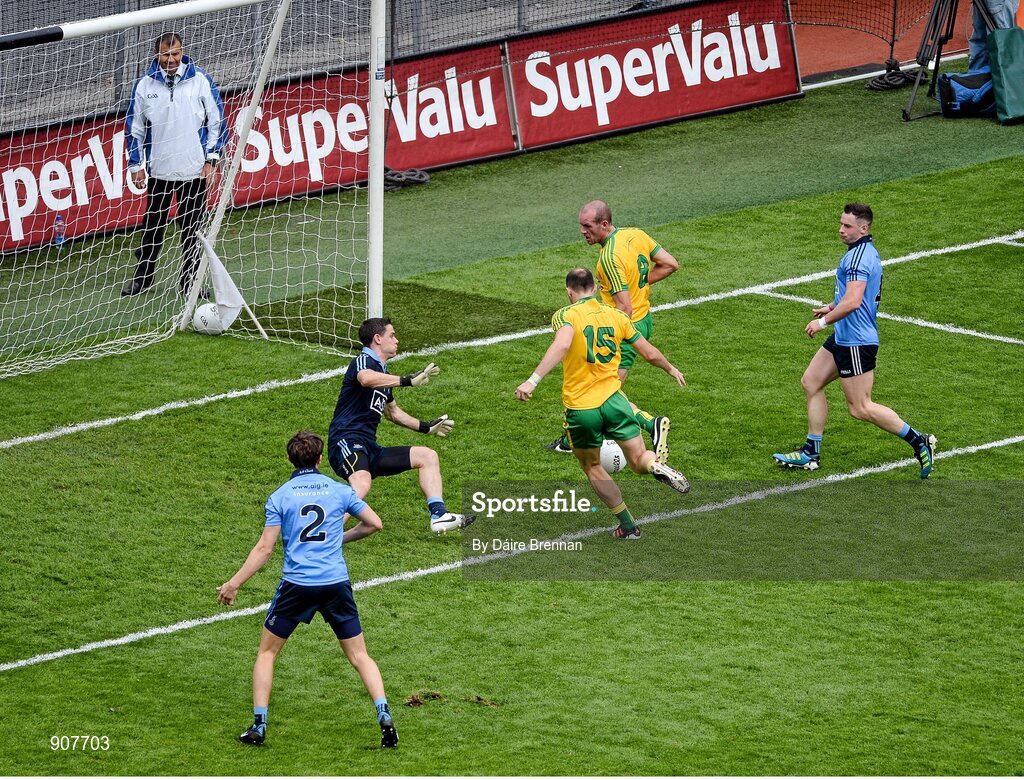 31 August 2014; Colm McFadden, Donegal, scores his side's third goal. GAA Football All Ireland Senior Championship, Semi-Final, Dublin v Donegal, Croke Park, Dublin. Picture credit: Dáire Brennan / SPORTSFILE