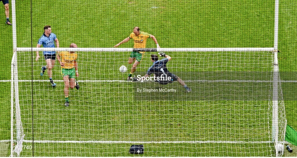 31 August 2014; Colm McFadden, Donegal, scores his side's third goal past Dublin goalkeeper Stephen Cluxton. GAA Football All Ireland Senior Championship, Semi-Final, Dublin v Donegal, Croke Park, Dublin. Picture credit: Stephen McCarthy / SPORTSFILE