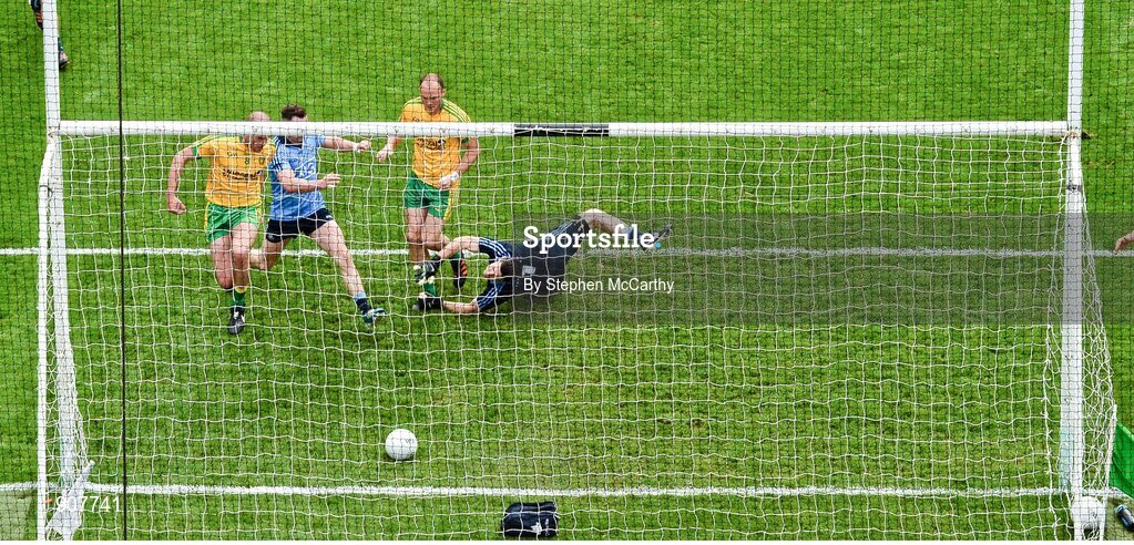 31 August 2014; Colm McFadden, Donegal, scores his side's third goal past Dublin goalkeeper Stephen Cluxton. GAA Football All Ireland Senior Championship, Semi-Final, Dublin v Donegal, Croke Park, Dublin. Picture credit: Stephen McCarthy / SPORTSFILE