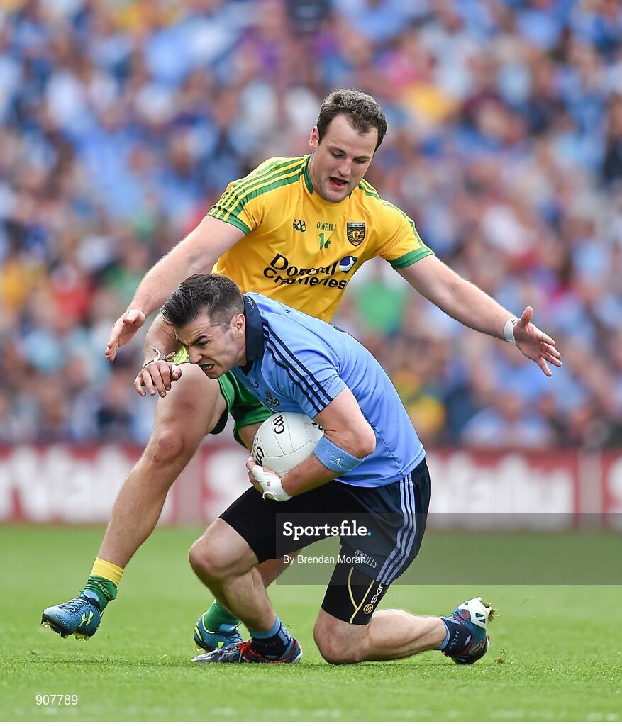 31 August 2014; Michel Darragh Macauley, Dublin, is put under pressure by Michael Murphy, Donegal. GAA Football All Ireland Senior Championship, Semi-Final, Dublin v Donegal, Croke Park, Dublin. Picture credit: Brendan Moran / SPORTSFILE