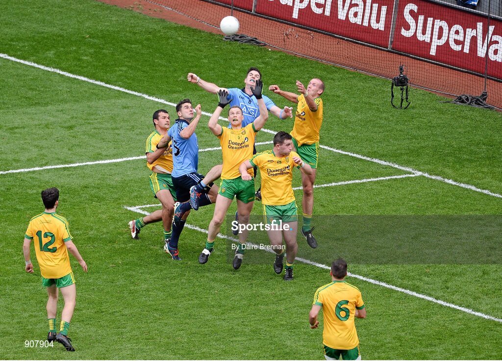 31 August 2014; Michael Darragh MacAuley, Dublin, contests a ball into the square against Neil Gallagher, Donegal, late in the game. GAA Football All Ireland Senior Championship, Semi-Final, Dublin v Donegal, Croke Park, Dublin. Picture credit: Dáire Brennan / SPORTSFILE