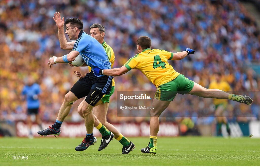 31 August 2014; Michael Darragh Macauley, Dublin, in action against Christy Toye and Paddy McGrath, right, Donegal. GAA Football All Ireland Senior Championship, Semi-Final, Dublin v Donegal, Croke Park, Dublin. Picture credit: Stephen McCarthy / SPORTSFILE
