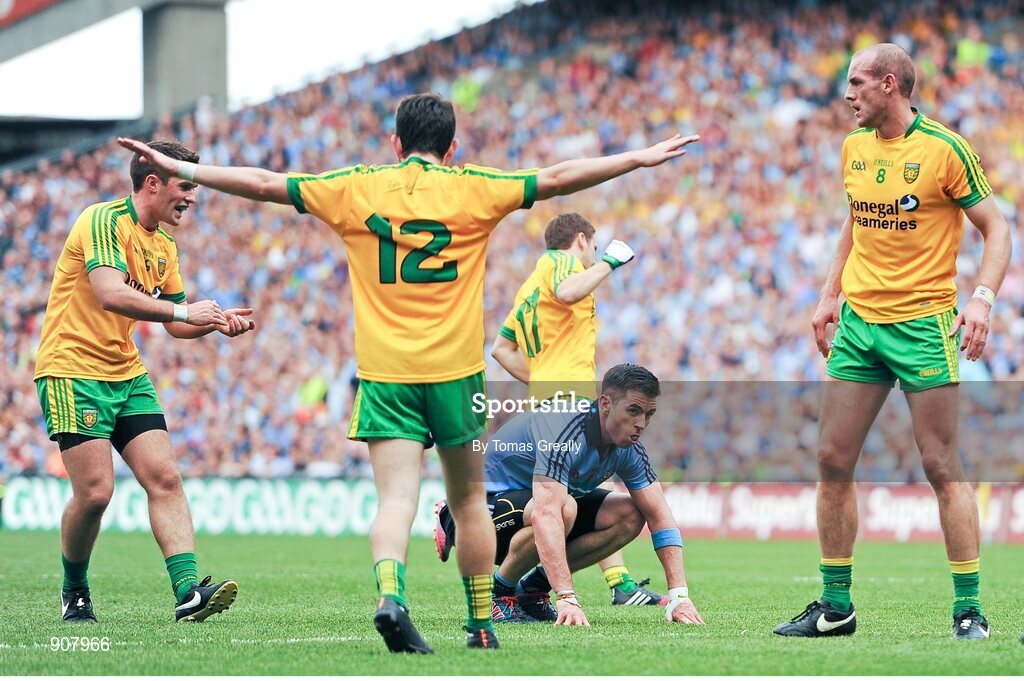 31 August 2014; Michael Darragh MacAuley, Dublin, reacts after watching his shot go wide during the closing stages of the game, surrounded by, left to right, Donegal's Declan Walsh, Ryan McHugh and Neil Gallagher. GAA Football All Ireland Senior Championship, Semi-Final, Dublin v Donegal, Croke Park, Dublin. Picture credit: Tomas Greally / SPORTSFILE