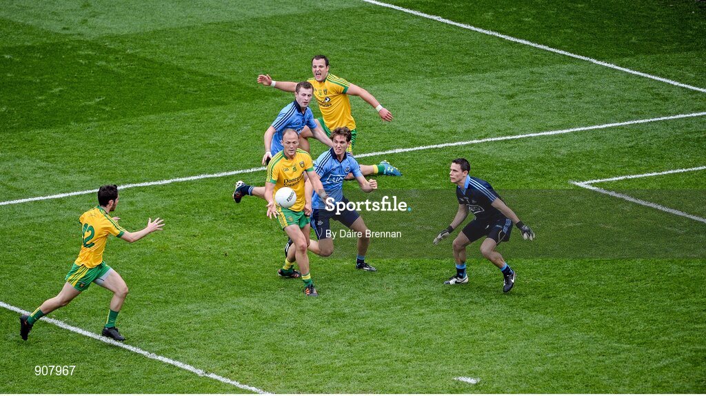 31 August 2014; Colm McFadden, Donegal, sets up team-mate Ryan McHugh, for their side's first goal. GAA Football All Ireland Senior Championship, Semi-Final, Dublin v Donegal, Croke Park, Dublin. Picture credit: Dáire Brennan / SPORTSFILE