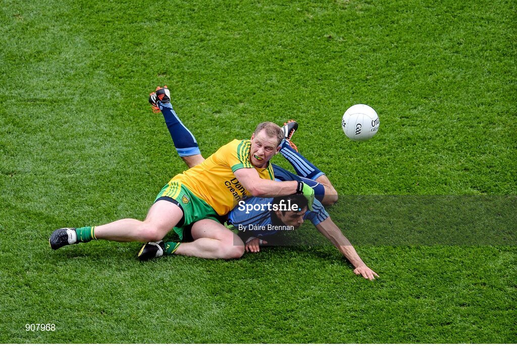 31 August 2014; Anthony Thompson, Donegal, in action against Cian O'Sullivan, Dublin. GAA Football All Ireland Senior Championship, Semi-Final, Dublin v Donegal, Croke Park, Dublin. Picture credit: Dáire Brennan / SPORTSFILE