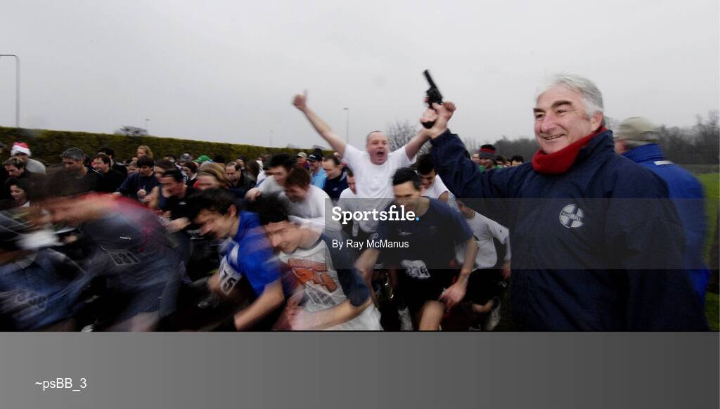 25 December 2006; John O'Shea starts on of the many Goal Miles taking place nationwide. Annual Goal Mile, Belfield, University College, Dublin. Picture credit: Ray McManus / SPORTSFILE