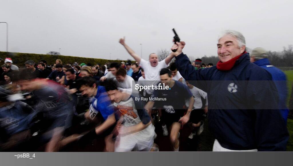25 December 2006; John O'Shea starts on of the many Goal Miles taking place nationwide. Annual Goal Mile, Belfield, University College, Dublin. Picture credit: Ray McManus / SPORTSFILE