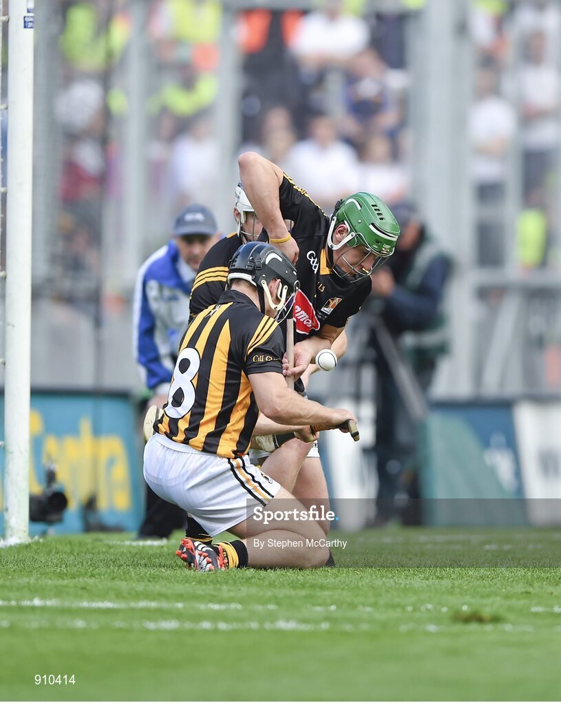 7 September 2014; Kilkenny goalkeeper Eoin Murphy and Richie Hogan, 8, save a first half Tipperary penalty. GAA Hurling All Ireland Senior Championship Final, Kilkenny v Tipperary. Croke Park, Dublin. Picture credit: Stephen McCarthy / SPORTSFILE
