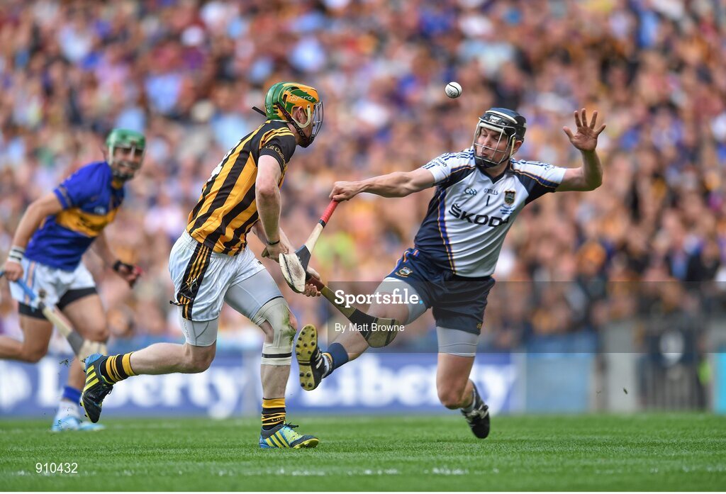 7 September 2014; Richie Power, Kilkenny, chips the ball over Tipperary goalkeeper Darren Gleeson to score his team's first goal. GAA Hurling All Ireland Senior Championship Final, Kilkenny v Tipperary. Croke Park, Dublin. Picture credit: Matt Browne / SPORTSFILE