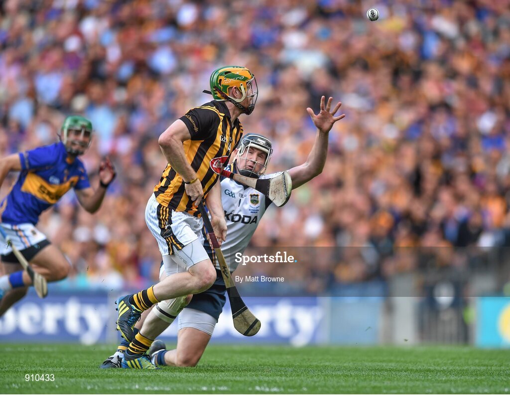 7 September 2014; Richie Power, Kilkenny, chips the ball over Tipperary goalkeeper Darren Gleeson to score his team's first goal. GAA Hurling All Ireland Senior Championship Final, Kilkenny v Tipperary. Croke Park, Dublin. Picture credit: Matt Browne / SPORTSFILE