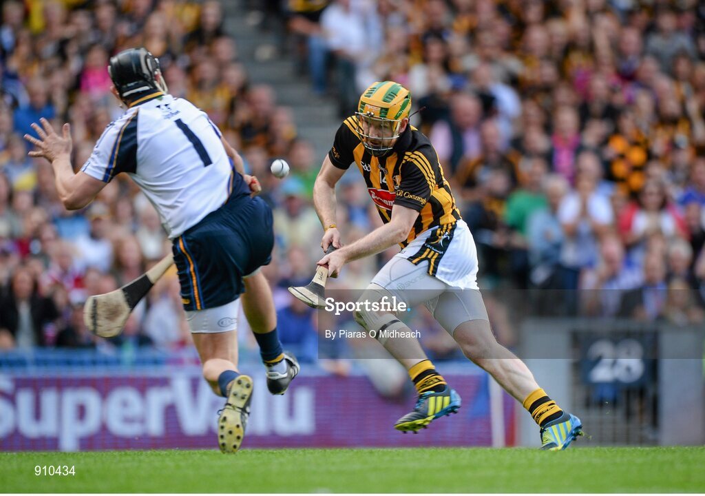 7 September 2014; Richie Power, Kilkenny, rounds Tipperary goalkeeper Darren Gleeson to score his team's first goal. GAA Hurling All Ireland Senior Championship Final, Kilkenny v Tipperary. Croke Park, Dublin. Picture credit: Piaras Ó Mídheach / SPORTSFILE