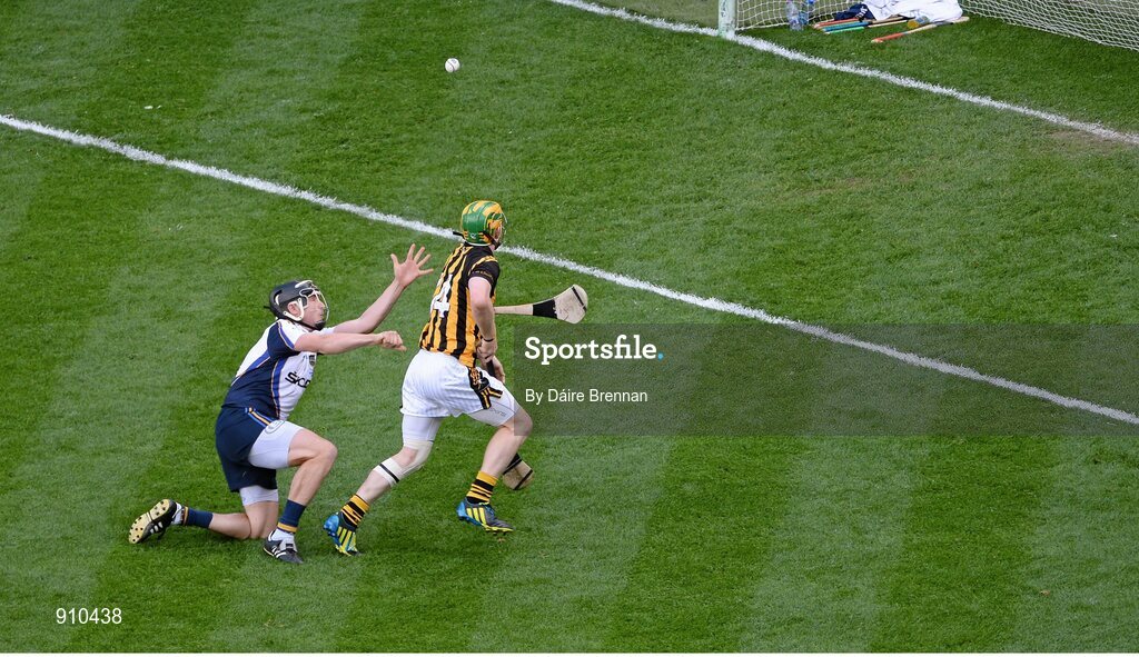 7 September 2014; Richie Power, Kilkenny, gets past Tipperary goalkeeper Darren Gleeson, on his way to scoring his side's first goal. GAA Hurling All Ireland Senior Championship Final, Kilkenny v Tipperary. Croke Park, Dublin. Picture credit: Dáire Brennan / SPORTSFILE