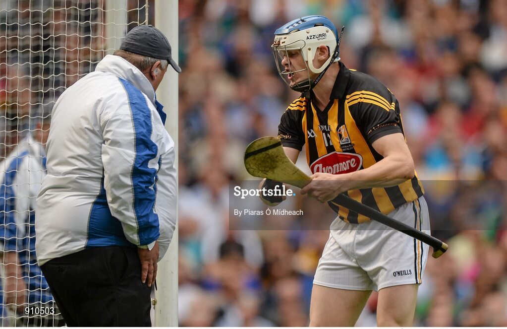 7 September 2014; TJ Reid, Kilkenny, disputes a wide call with an umpire. GAA Hurling All Ireland Senior Championship Final, Kilkenny v Tipperary. Croke Park, Dublin. Picture credit: Piaras Ó Mídheach / SPORTSFILE