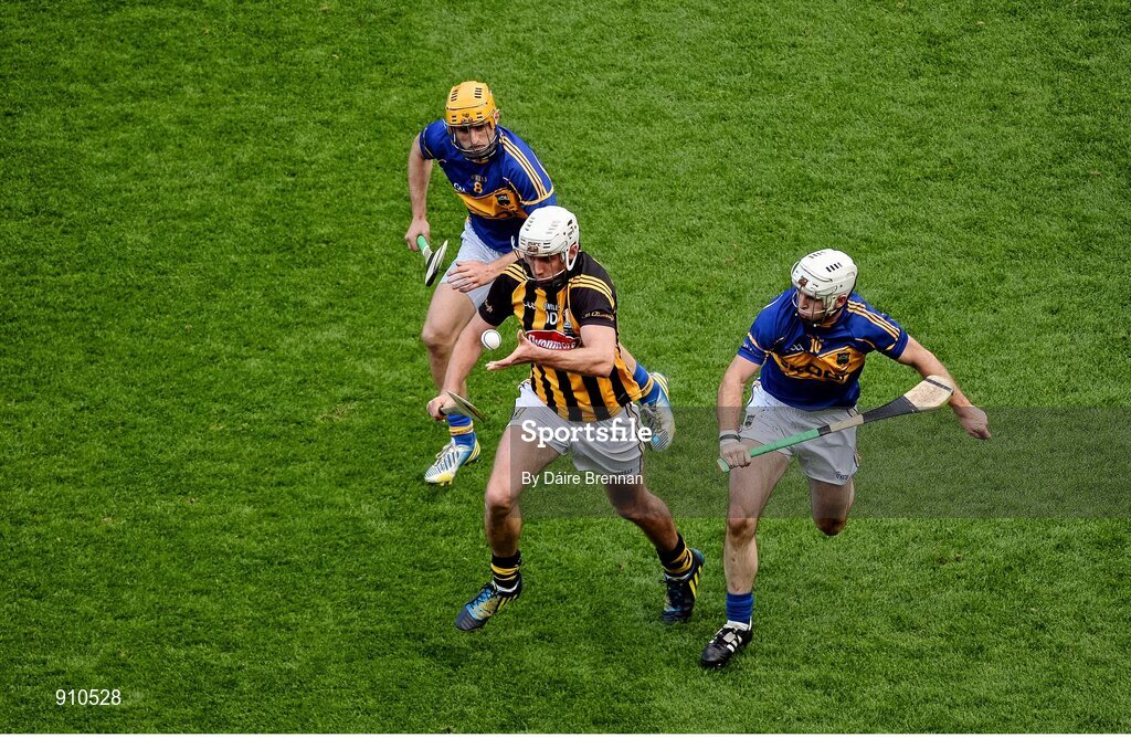 7 September 2014; Michael Fennelly, Kilkenny, in action against James Woodlock, left, and Gearóid Ryan, Tipperary. GAA Hurling All Ireland Senior Championship Final, Kilkenny v Tipperary. Croke Park, Dublin. Picture credit: Dáire Brennan / SPORTSFILE