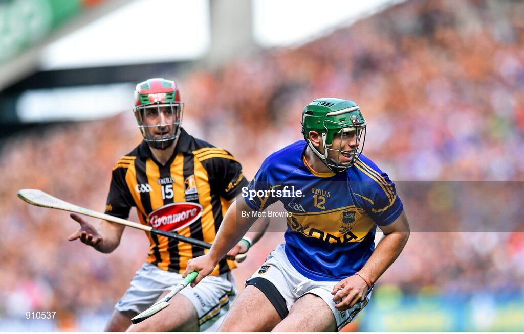 7 September 2014; John O'Dwyer, Tipperary, gets away from Eoin Larkin, Kilkenny, before scoring his side's equalising point. GAA Hurling All Ireland Senior Championship Final, Kilkenny v Tipperary. Croke Park, Dublin. Picture credit: Matt Browne / SPORTSFILE