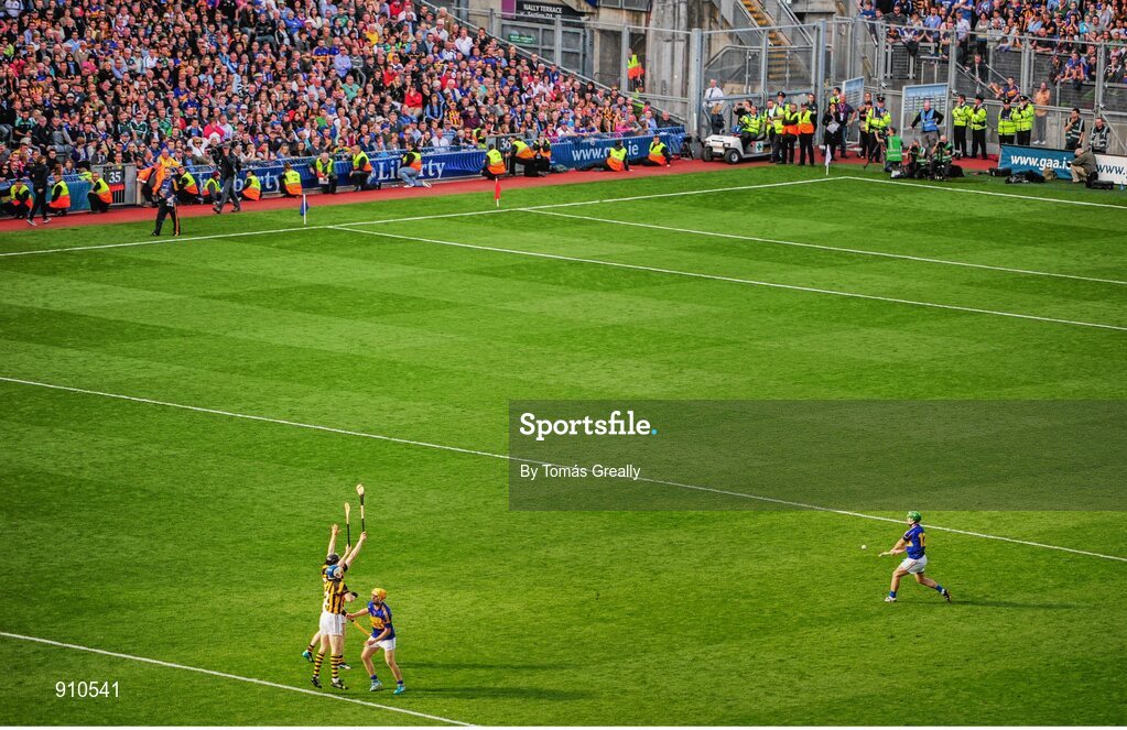 7 September 2014; John O'Dwyer, Tipperary, takes the last free of the match, which subsequently went wide. GAA Hurling All Ireland Senior Championship Final, Kilkenny v Tipperary. Croke Park, Dublin. Picture credit: Tomás Greally / SPORTSFILE