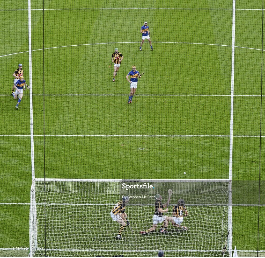7 September 2014; Kilkenny goalkeeper Eoin Murphy and Richie Hogan, save a first half Tipperary penalty from Seamus Callanan. GAA Hurling All Ireland Senior Championship Final, Kilkenny v Tipperary. Croke Park, Dublin. Picture credit: Stephen McCarthy / SPORTSFILE