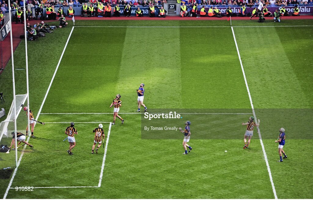 7 September 2014; Tipperary and Kilkenny players watch the final free go wide. GAA Hurling All Ireland Senior Championship Final, Kilkenny v Tipperary. Croke Park, Dublin. Picture credit: Tomás Greally / SPORTSFILE