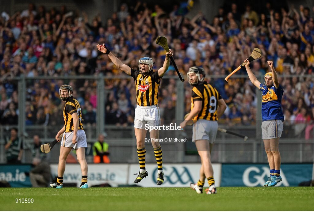 7 September 2014; Kilkenny players from left, Aidan Fogarty, TJ Reid and Conor Fogarty, and Tipperary's Kieran Bergin, watch as John O'Dwyer's late free for Tipperary goes wide late in the game. GAA Hurling All Ireland Senior Championship Final, Kilkenny v Tipperary. Croke Park, Dublin. Picture credit: Piaras Ó Mídheach / SPORTSFILE