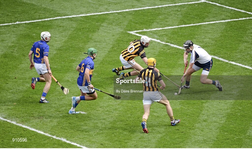 7 September 2014; Darren Gleeson, Tipperary, gets to the ball ahead on Kilkenny forwards Michael Fennelly, left, and his brother Colin. GAA Hurling All Ireland Senior Championship Final, Kilkenny v Tipperary. Croke Park, Dublin. Picture credit: Dáire Brennan / SPORTSFILE