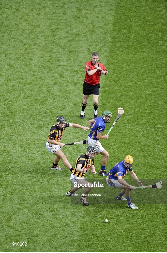 7 September 2014; Referee Barry Kelly throws the ball in between Kilkenny midfielders, Richie Hogan, left, and Conor Fogarty, and Tipperary midfielders, James Woodlock, left, and Shane McGrath. GAA Hurling All Ireland Senior Championship Final, Kilkenny v Tipperary. Croke Park, Dublin. Picture credit: Dáire Brennan / SPORTSFILE