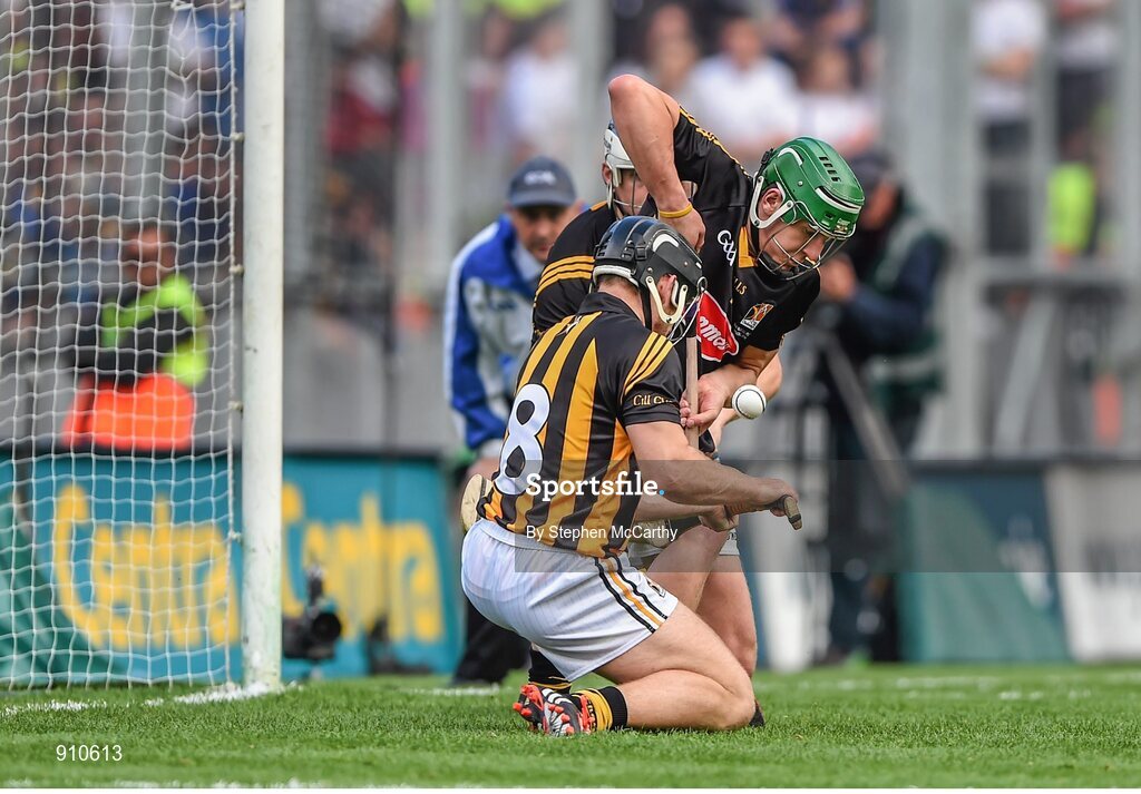 7 September 2014; Kilkenny goalkeeper Eoin Murphy and midfielder Richie Hogan, save a first half Tipperary penalty. GAA Hurling All Ireland Senior Championship Final, Kilkenny v Tipperary. Croke Park, Dublin. Picture credit: Stephen McCarthy / SPORTSFILE