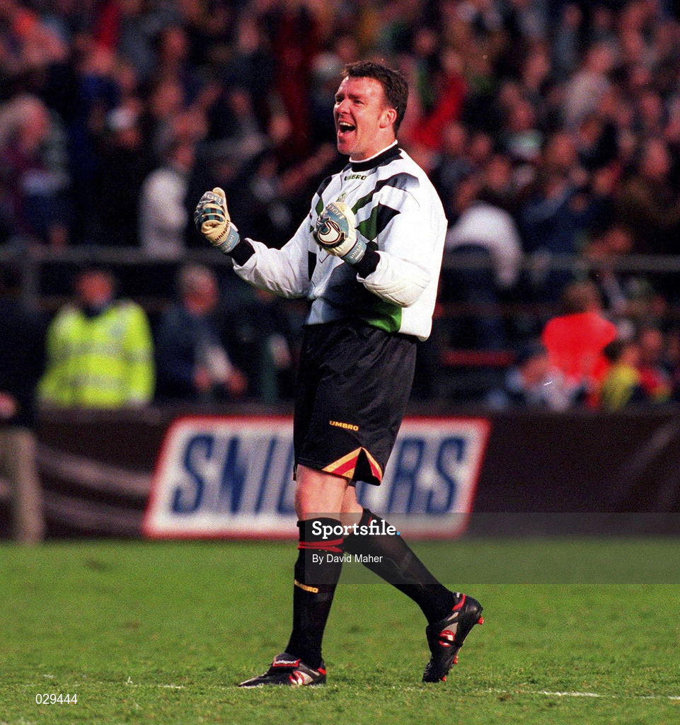 9 July 1999; Republic of Ireland goalkeeper Alan Kelly during the UEFA European Championships Qualifying Group 8 match between Republic of Ireland and FYR Macedonia at Lansdowne Road in Dublin. Photo by David Maher/Sportsfile