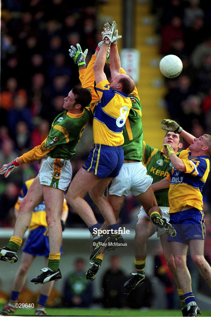 31 October 1999; Donal O'Sullivan, 8, of Clare, goes up for the ball against David Gallagher, left, and Nigel Nestor of Meath during the Church & General National Football League Division 1B match between Meath and Clare at Páirc Tailteann in Navan, Meath. Photo by Ray McManus/Sportsfile