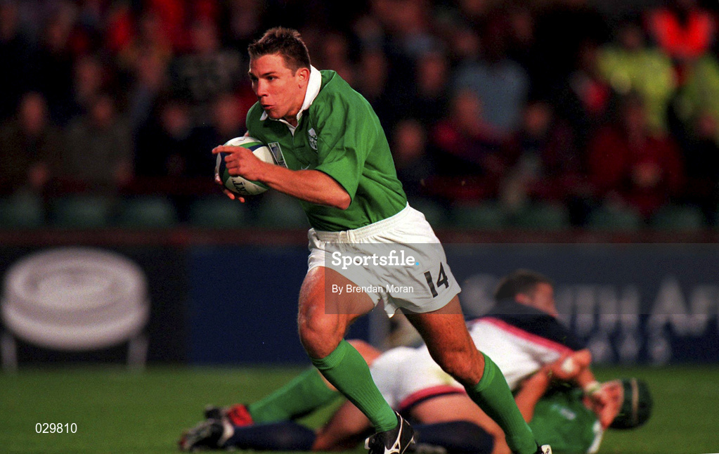 2 October 1999; Ireland's Justin Bishop on his way to scoring his side's opening try during the Rugby World Cup Pool E match between Ireland and USA at Lansdowne Road in Dublin. Photo by Brendan Moran/Sportsfile